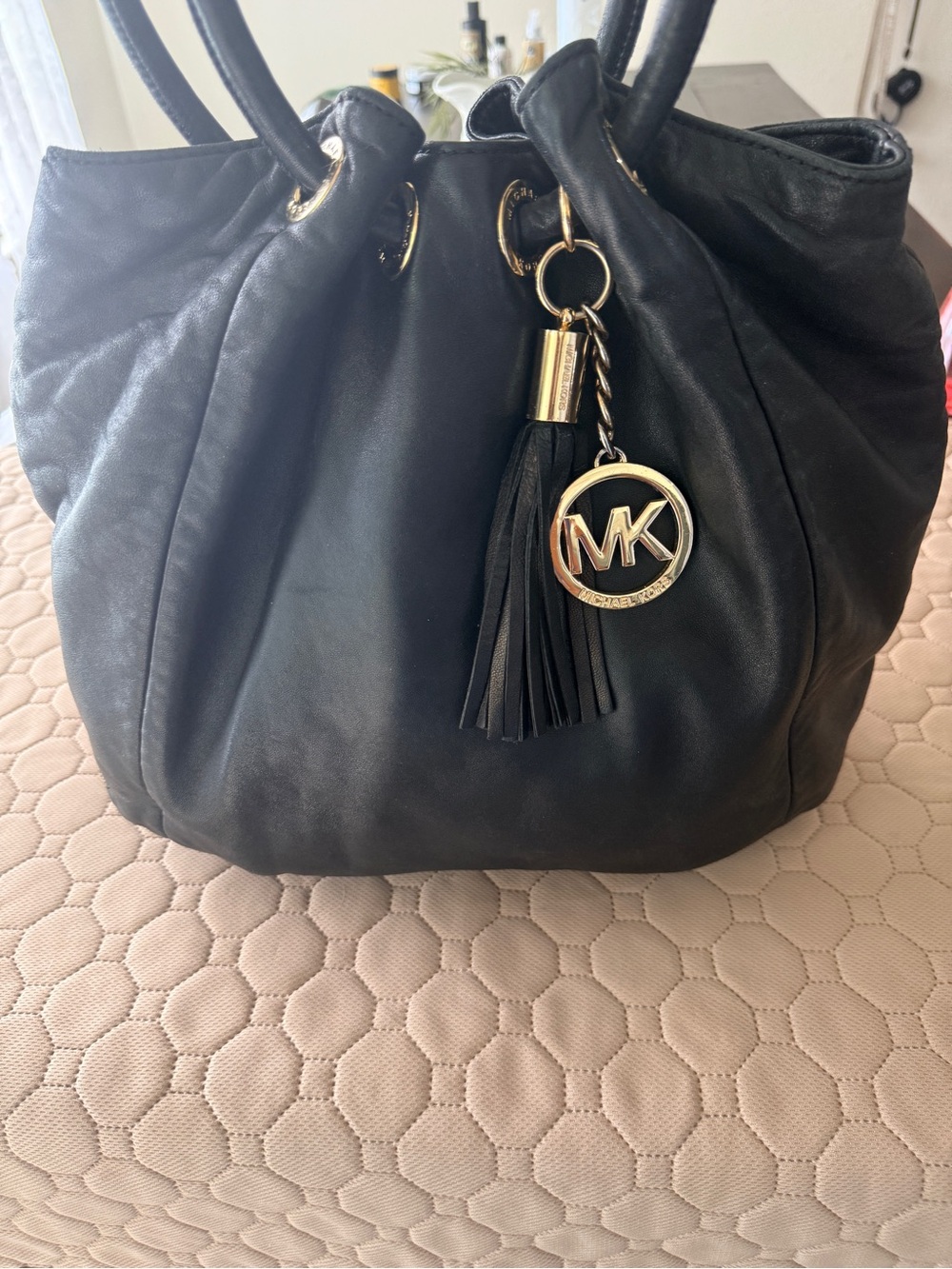 Michael Kors EUC Black
Frankie buttery soft Leather
Drawstring Shoulder Bag
